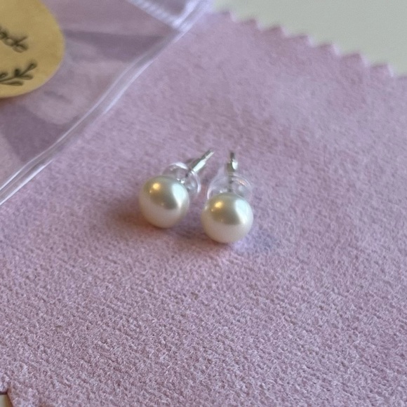Small freshwater pearl studs, brand new / never worn - Picture 2 of 4